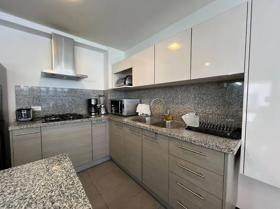 Departamento Junto Al Hotel Dann Carlton, 2 Dormitorios, 2 Banos, 2 Parking, Wiifi Gratis Quito Apartment