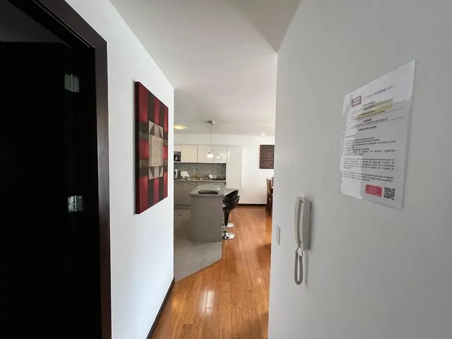 Departamento Junto Al Hotel Dann Carlton, 2 Dormitorios, 2 Banos, 2 Parking, Wiifi Gratis Quito Ecuador